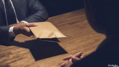 ضبط مسؤولة أراضٍ متلبسة بالرشوة في كمين رشوه