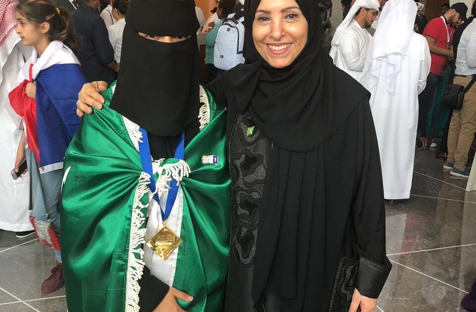 من هي الشابة السعودية التي كرمها الملك سلمان في حائل؟ شابة سعودية كرمها الملك سلمان