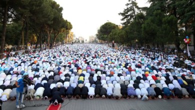 ليست في السعودية.. مجلة أمريكية تنهي الجدل بشأن صورة المصلين المسلمين صورة المصلين