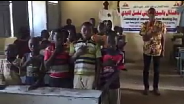 شاهد بالفيديو .. تلاميذ جنوب السودان يهتفون النشيد الوطني السوداني في مدارسهم طلاب جنوبين