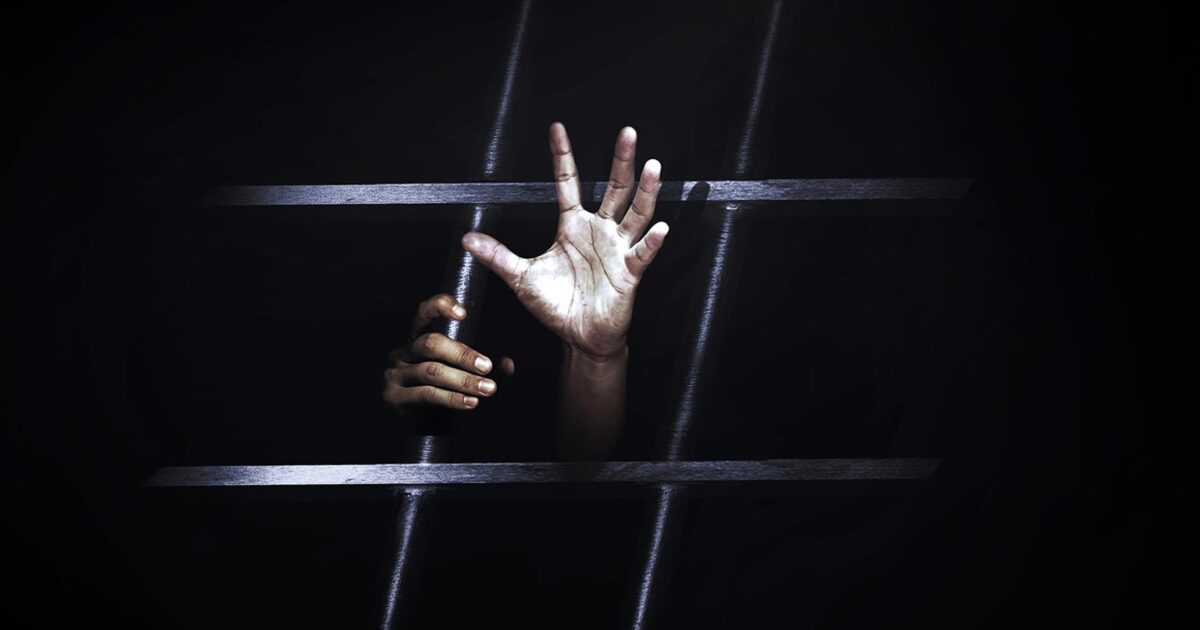 طفل داخل (قفص) يثير الدهشة بالحاج يوسف..! قفص 2