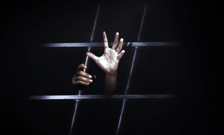 طفل داخل (قفص) يثير الدهشة بالحاج يوسف..! قفص 2
