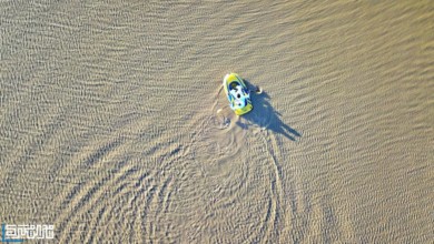 قوارب وسط الصحراء