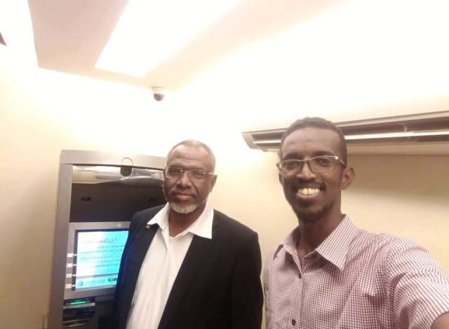 أشهر صورة سيلفي لمعتز موسى مع شاب سوداني تجعل رواد التواصل يصفونه.. أكثر رئيس متواضع في العالم العربي.. واليكم التفاصيل الحكاية معتز3