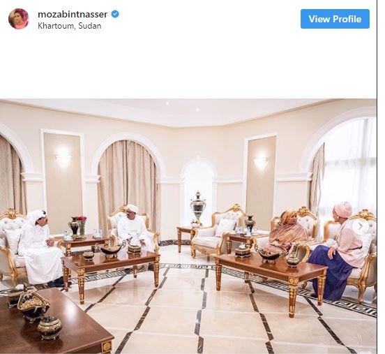 بالصورة...ماذا يفعل أمير قطر السابق والشيخة موزة في السودان موذه
