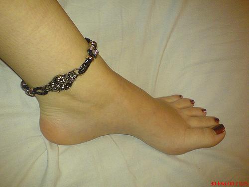 بسبب ارتدائها (حجل).. شيخ مثير للجدل يرفض الظهور مع مذيعة..! حجل