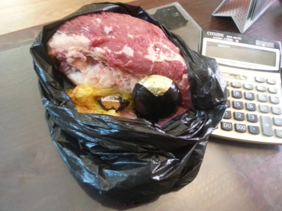 عاجل : جمارك حلفا تضبط سائق مصري حاول تهريب "ذهب سوداني خام " مخبئ داخل لحوم سائق مصري حاول تهريب ذهب سوداني داخل لحمة