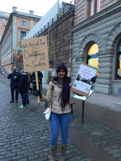 بالصورة والفيديو.. حسناء سودانية تقود تظاهرات بالسويد وأبناء جلدتها يطالبونها بالعودة (لو رجعتي بشة ذاتو بطلع معانا) سودانية بالسويد