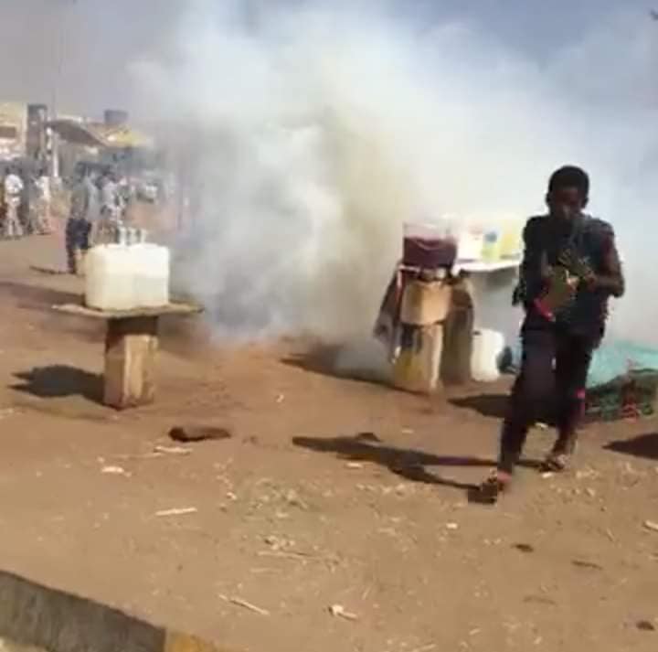 صبي يبيع الماء يتعرض لوابل من الغاز المسيل للدموع