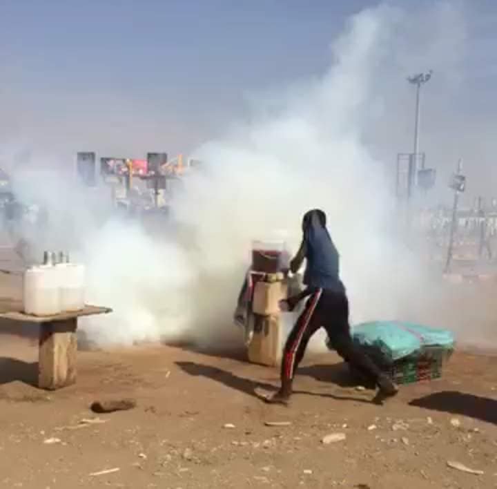 صبي يبيع الماء