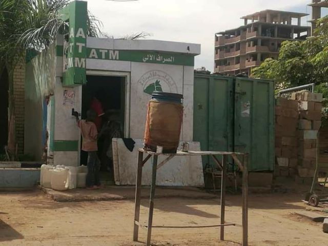 لن تصدق .. شاب يحول صراف آلى لمخزن لبيع الثلج بسبب أزمة السيولة في السودان صراف آلى يتحول لمخزن