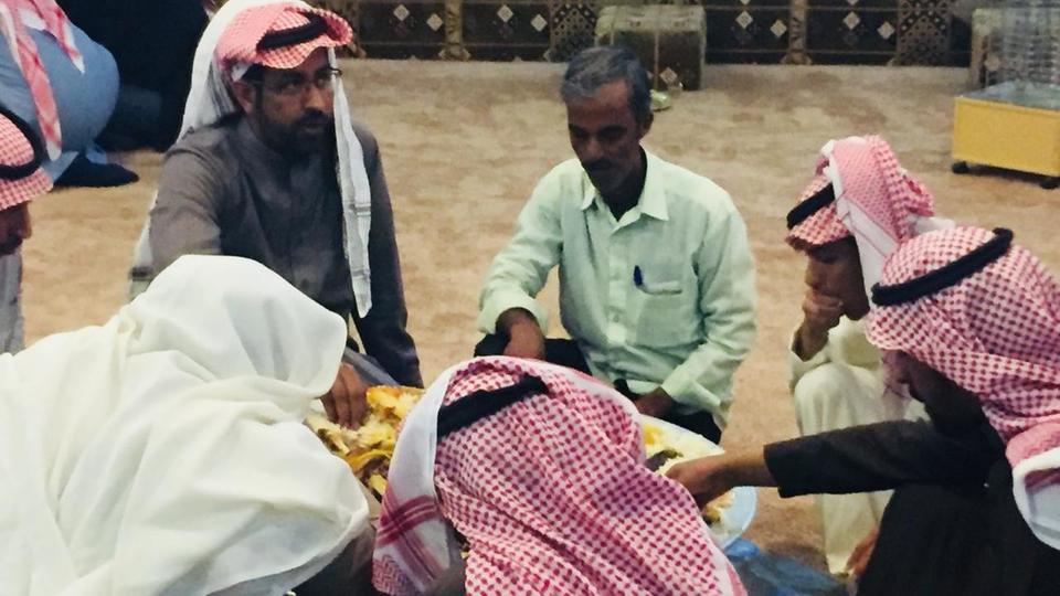 بالصور ..عائلة سعودية تحتفي بعاملها الهندي بعد 35 عاماً في حائل عائلة سعودية تحتفي بعاملها الهندي