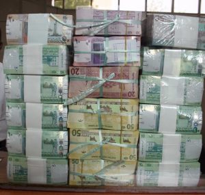 ضبط كتلة هائلة من الأوراق النقدية المزيفة عملة 300x285 1