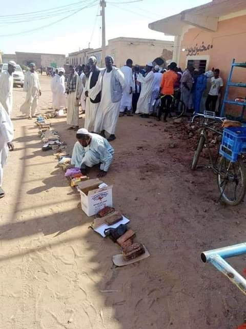 رواد مواقع التواصل “يتندرون” بظهور مهنة جديدة ..”كُمسنجي” في صفوف الخبز كمسنجي