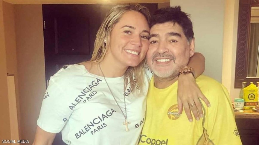 بعد علاقة علنية دامت 6 سنوات... حبيبة مارادونا تطرده من منزله! ماردونا