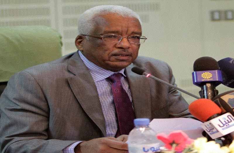 بنك السودان يمنع المصارف من الاتجار في رصيد الاتصالات و الذهب وشراء الاراضي محافظ بنك السودان المركزي