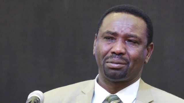 بالصوره .. ما سبب بكاء وزير الإعلام وعلاقته بمظاهرات السودان؟ وزير الاعلام بشارة جمعة