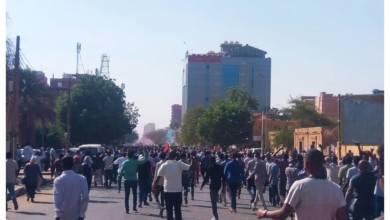 مناوشات كثيفة بين المتظاهرين والشرطة قرب القصر الجمهوري في الخرطوم 0000000000000000000