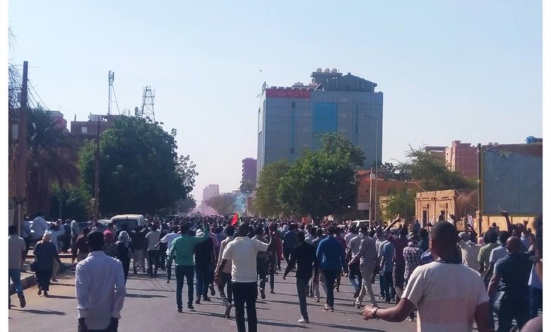 مناوشات كثيفة بين المتظاهرين والشرطة قرب القصر الجمهوري في الخرطوم 0000000000000000000