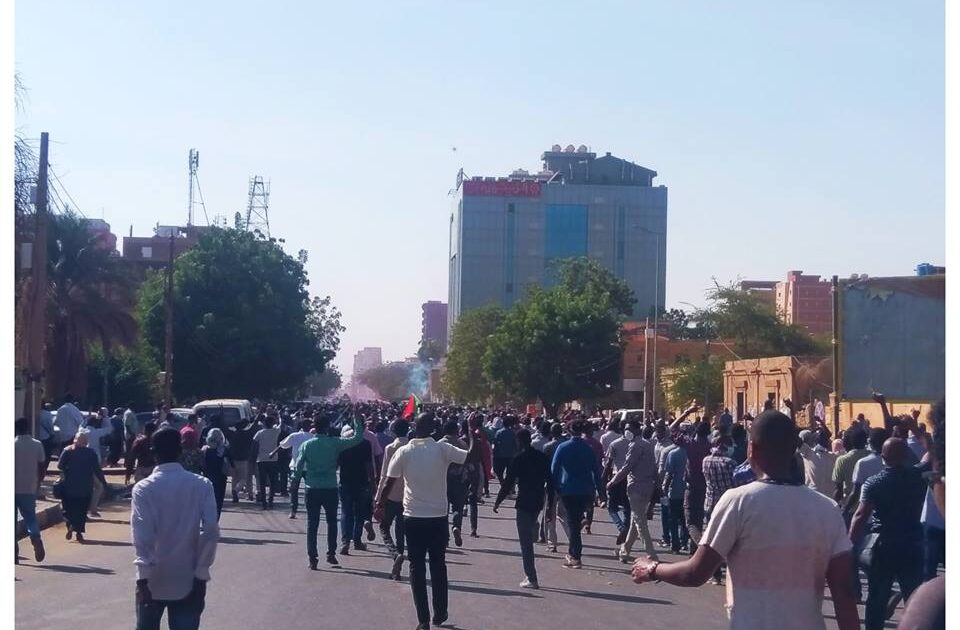 مناوشات كثيفة بين المتظاهرين والشرطة قرب القصر الجمهوري في الخرطوم 0000000000000000000