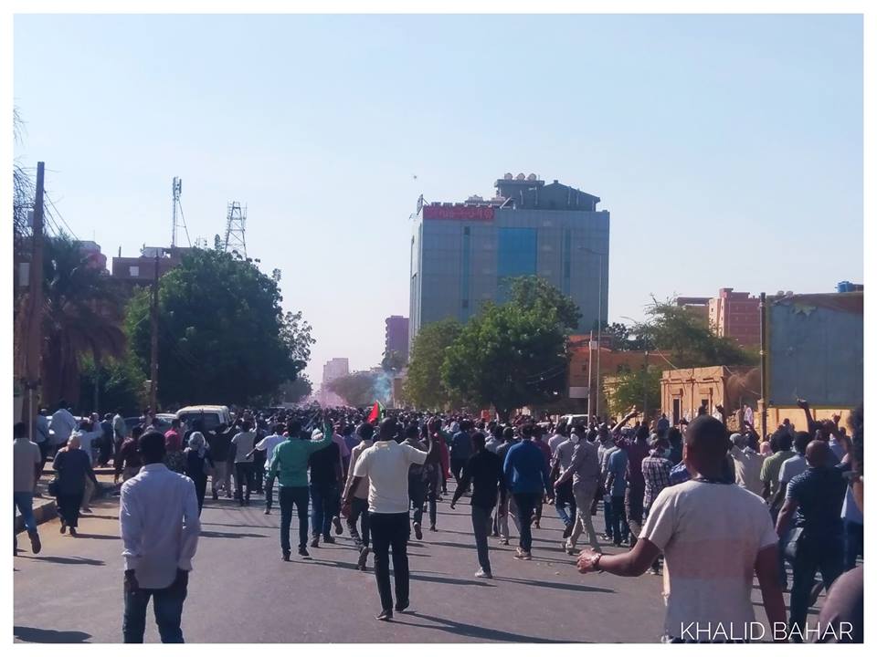 مناوشات كثيفة بين المتظاهرين والشرطة قرب القصر الجمهوري في الخرطوم 0000000000000000000