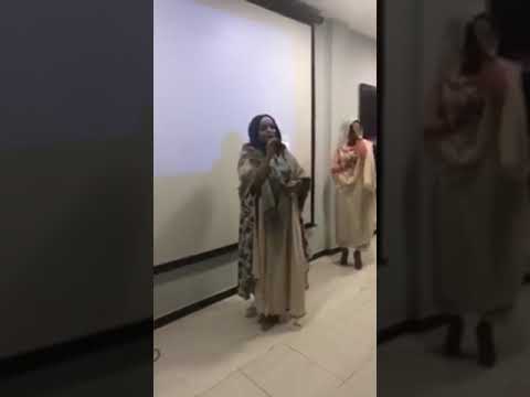 الفنانة ندى القلعة تجهش بالبكاء وهي تتلقى مفاجأة من جمهورها 127786