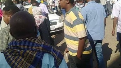 تظاهرة في قلب الخرطوم، وسط إعتراض من الشرطة، وسماع إطلاق رصاص كثيف في الهواء و” بمبان “ 333333333
