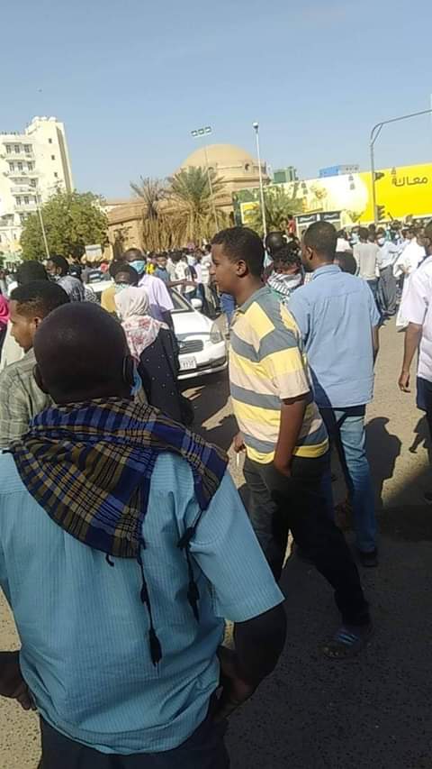 تظاهرة في قلب الخرطوم، وسط إعتراض من الشرطة، وسماع إطلاق رصاص كثيف في الهواء و” بمبان “ 333333333