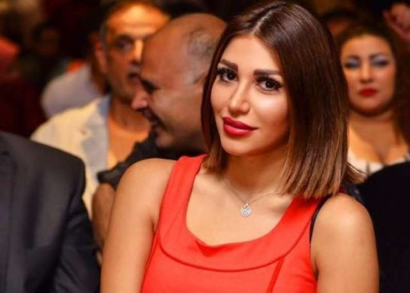 بالصور| عقب "خلع" زوجها.. ملكة جمال سوريا بفستان أحمر احتفالا بالـ"كريسماس" 7 1