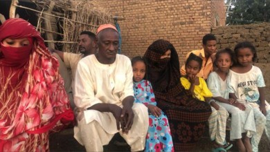 قناة الجزيرة تزور أسر السودانيين المختطفين في ليبيا وتقول :مساومة قبلية تعقد الموقف اسرة سوداني مختطف في ليبيا