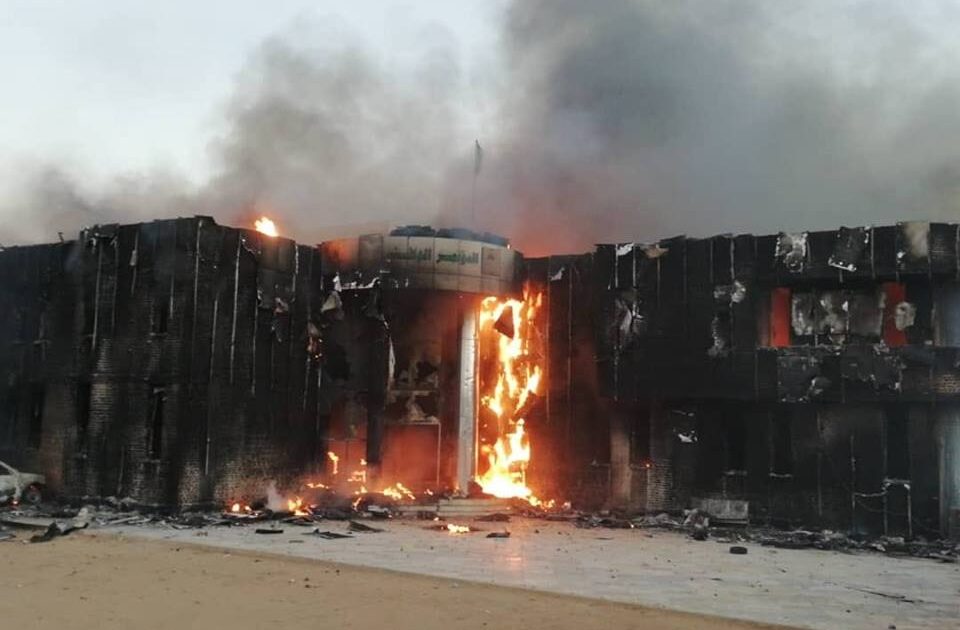 عاجل بالصور: حريق هائل يلتهم المقر الرئيسي للمؤتمر الوطني بمدينة عطبرة بالكامل المؤتمر الوطني