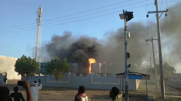 عاجل بالصور: حريق هائل يلتهم المقر الرئيسي للمؤتمر الوطني بمدينة عطبرة بالكامل حريق دار المؤتمر الوطني