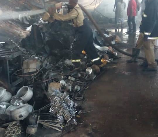 “850” مليون جنيه، قضت عليها ألسنة النيران تجار سوق أم درمان … الحكومة تجبر الضرر بـ(الاستبدال) حريق سوق امدرمان1