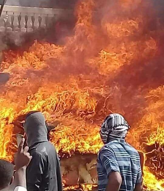 ? دنقلا تشتعل .. حرق دار المؤتمر الوطني والاحتجاجات تملأ الشوارع دنقلا3