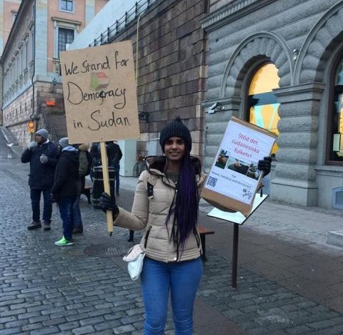 بالصورة والفيديو.. حسناء سودانية تقود تظاهرات بالسويد وأبناء جلدتها يطالبونها بالعودة (لو رجعتي بشة ذاتو بطلع معانا) سودانية بالسويد