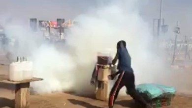 صبي يبيع الماء يتعرض لوابل من الغاز المسيل للدموع وسط الخرطوم صبي يبيع الماء
