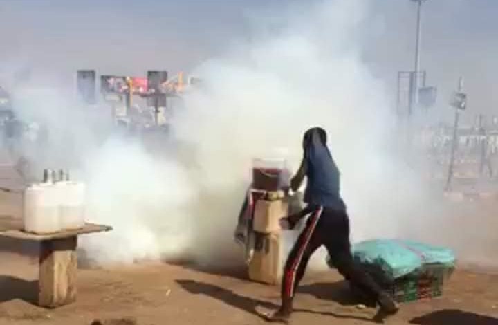 صبي يبيع الماء يتعرض لوابل من الغاز المسيل للدموع وسط الخرطوم صبي يبيع الماء