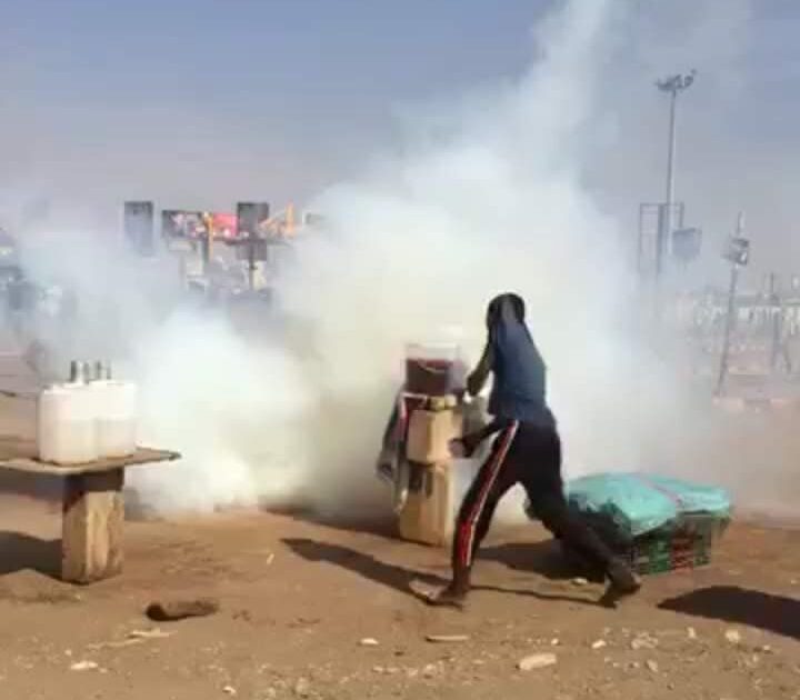 صبي يبيع الماء يتعرض لوابل من الغاز المسيل للدموع وسط الخرطوم صبي يبيع الماء