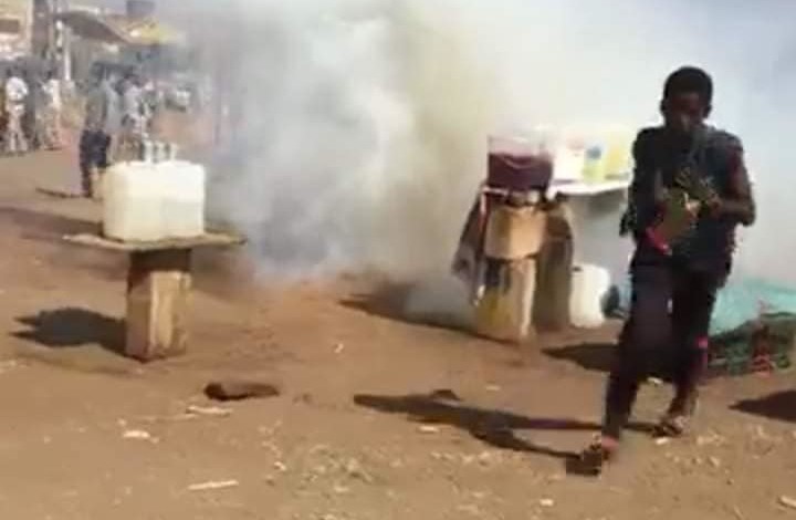 صبي يبيع الماء يتعرض لوابل من الغاز المسيل للدموع