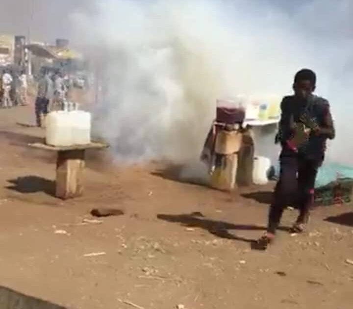 بالصورة : حريق في أحد المنازل بحي الموردة في أمدرمان بسبب عبوة غاز مسيل للدموع صبي يبيع الماء يتعرض لوابل من الغاز المسيل للدموع