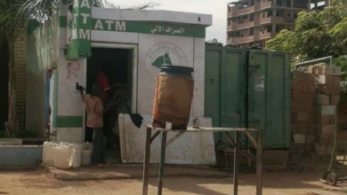 لن تصدق .. شاب يحول صراف آلى لمخزن لبيع الثلج بسبب أزمة السيولة في السودان صراف آلى يتحول لمخزن