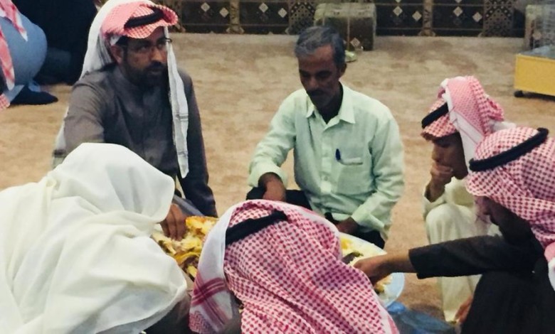 بالصور ..عائلة سعودية تحتفي بعاملها الهندي بعد 35 عاماً في حائل عائلة سعودية تحتفي بعاملها الهندي