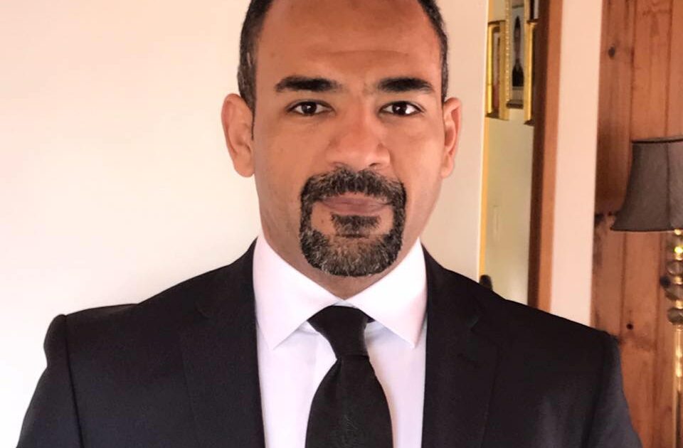 شاهد بالفيديو كسباوي يبوس يده وش وظهر ويقول: إنت إذا اتولدت لقيت نفسك جنجويدي وحشرة أرضى بنصيبك فاروق كسباوي