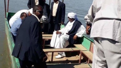 "مركب" النائب الأول للرئيس البشير يثير سخرية مواقع التواصل قارب بكري حسن صالح