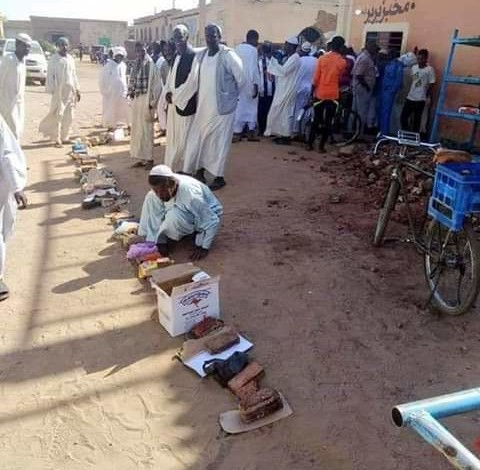 رواد مواقع التواصل “يتندرون” بظهور مهنة جديدة ..”كُمسنجي” في صفوف الخبز كمسنجي