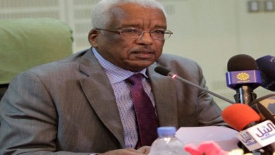 بنك السودان يمنع المصارف من الاتجار في رصيد الاتصالات و الذهب وشراء الاراضي محافظ بنك السودان المركزي
