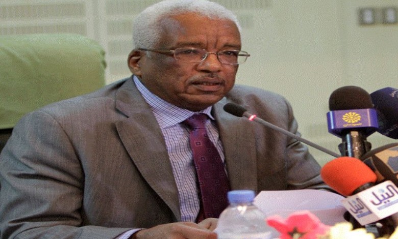 بنك السودان يمنع المصارف من الاتجار في رصيد الاتصالات و الذهب وشراء الاراضي محافظ بنك السودان المركزي
