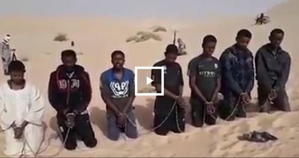 قناة الجزيرة تزور أسر السودانيين المختطفين في ليبيا وتقول :مساومة قبلية تعقد الموقف مختطفين سودانيين
