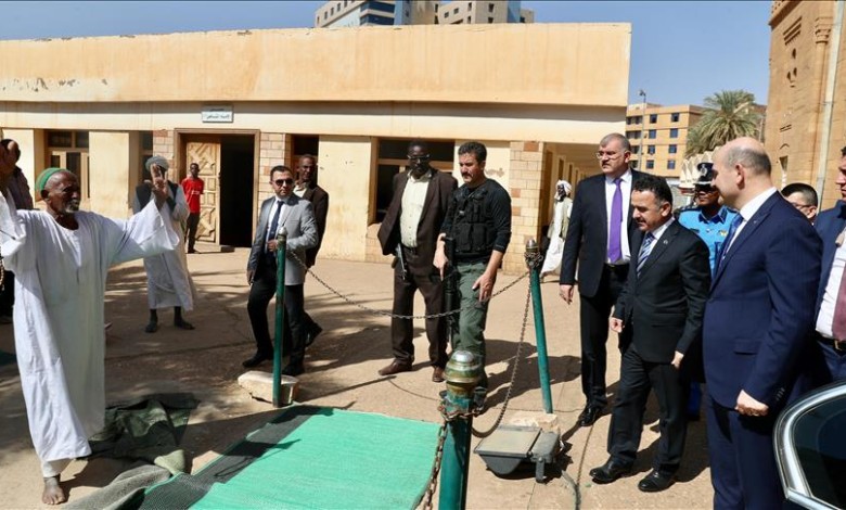 وزير الداخلية التركي يزور مقبرة للعثمانيين في الخرطوم + صور وزير الداخلية التركي يزور مقبرة للعثمانيين في الخرطوم