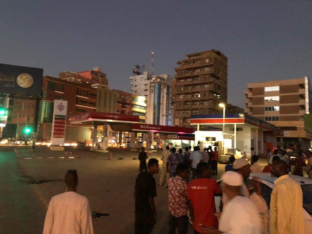 الشرطة السودانية تلقي القبض على مطلوب جنائياً هدد بتفجير نفسه داخل محطة وقود بالخرطوم محطه